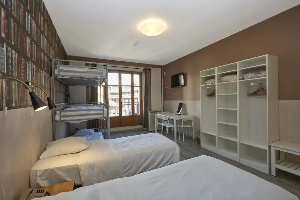 Large Quintuple room