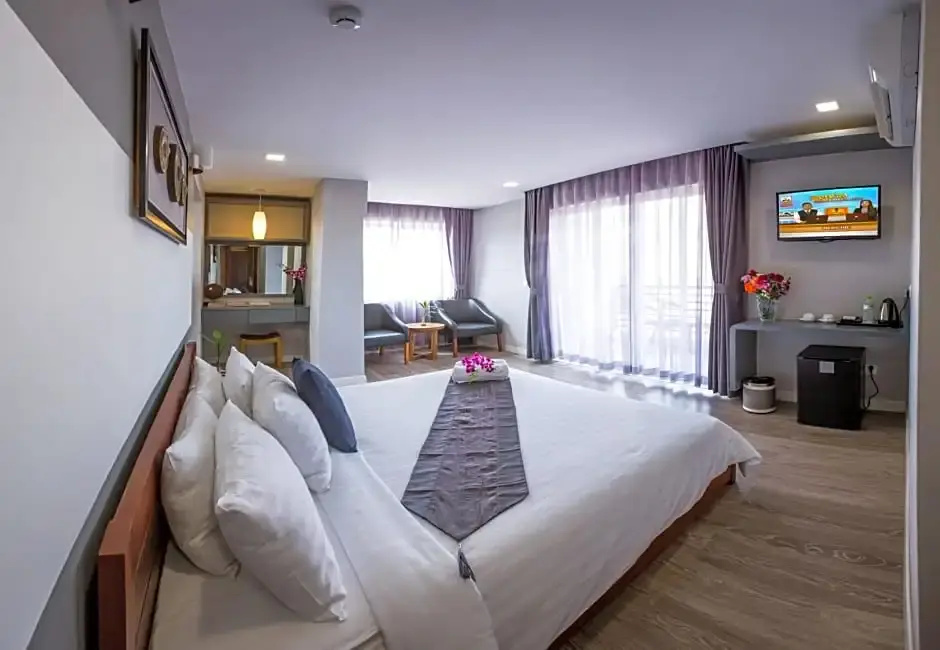 Deluxe Double room with balcony (full double bed)