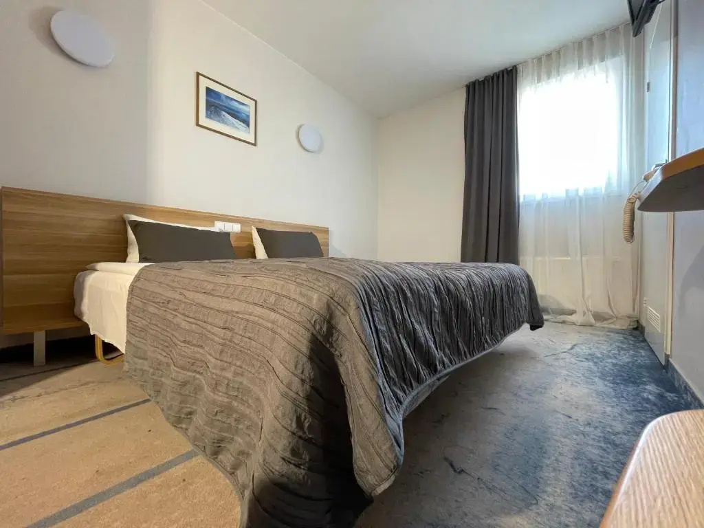 Double room (full double bed)