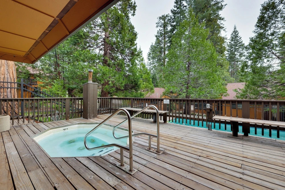 1 Mi to Shaver Lake! Family & Couples Condo