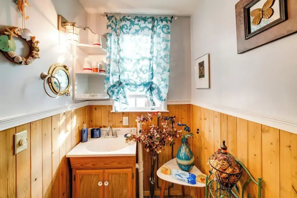 1 Mi to Dtwn: Colorful Binghamton Home