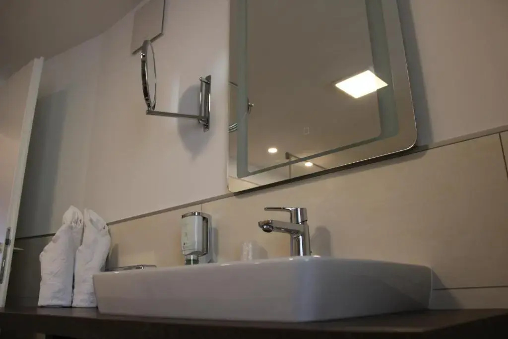 Deluxe Double Suite with river view full double bed