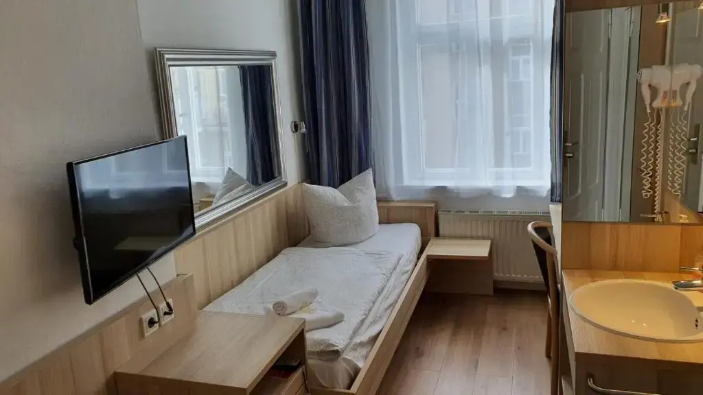 Standard Quadruple room with view
