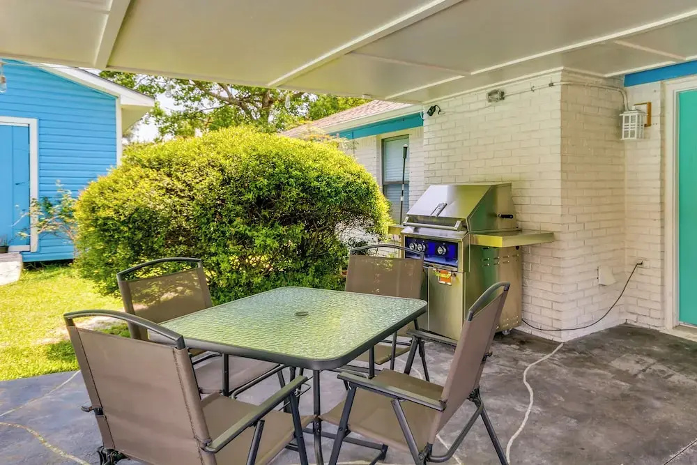 Gulf Breeze Vacation Rental for 2 w/ Pool Access!