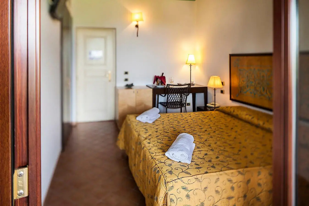 Classic Double room (full double bed)