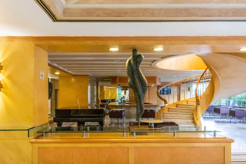Lobby & Reception