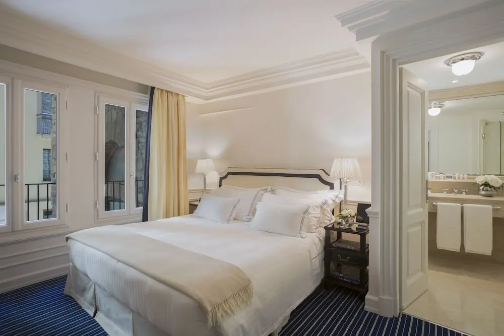 (1)Lungarno Double room (full double bed) at Hotel Lungarno Lungarno Collection in Florence