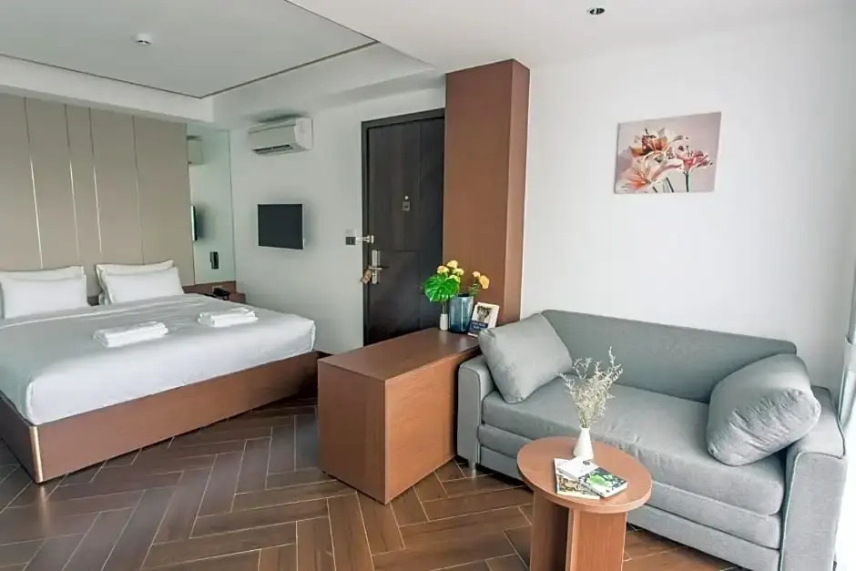 Deluxe Double room with street view (full double bed)