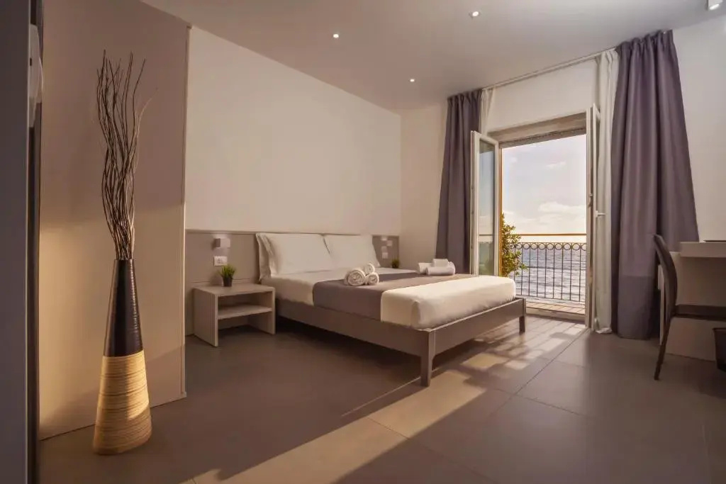 Deluxe Double room with balcony and with sea view (full double bed)