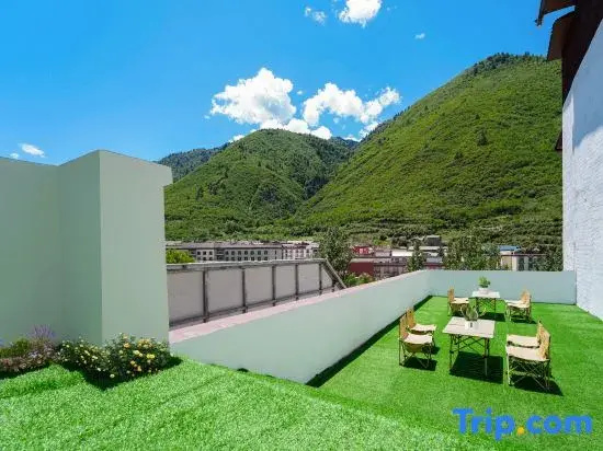 Airi Homestay (Jiuzhaigou Ancient Sentiment Store)