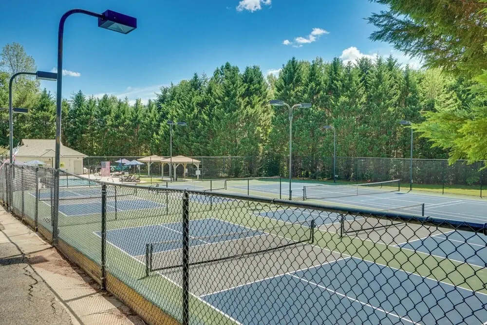Hot Tub & EV Charger: Helen Getaway w/ Views!