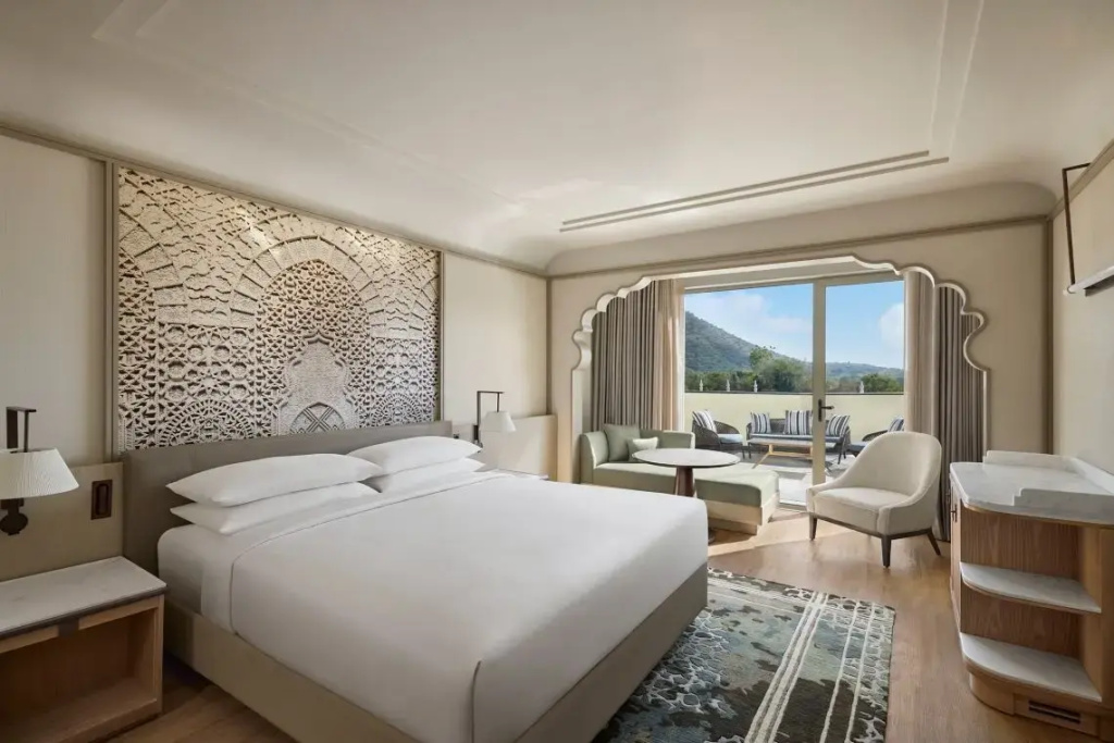 Premier Double room with balcony (full double bed)