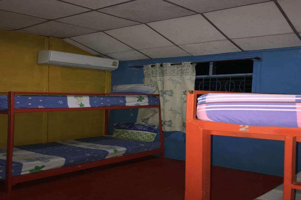 Кровать в общем номере в CJ Guesthouse