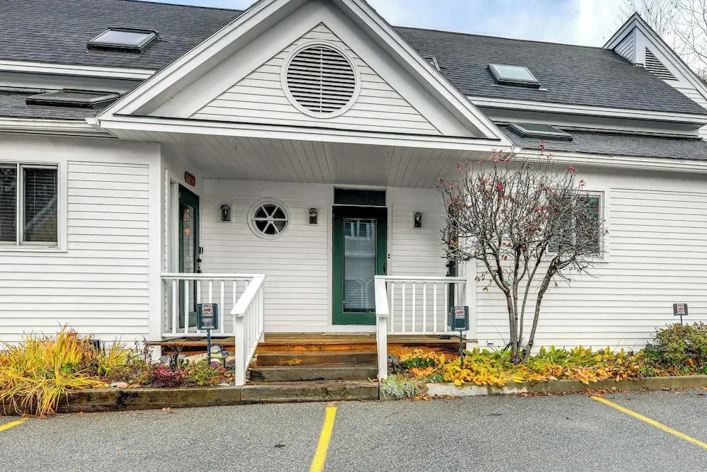 7 Mi to Stowe Mtn! Riverfront Retreat on Main St