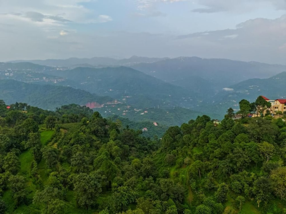 Alaya stay Dochi 4BHK apt with Hill View