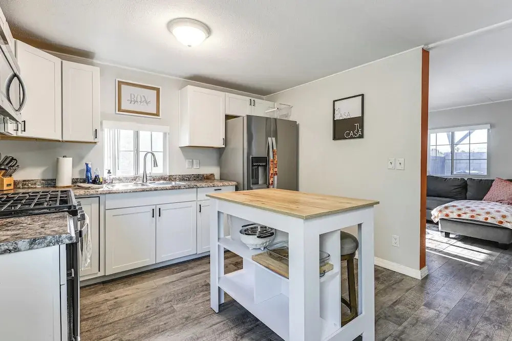 Updated Escape w/ Game Room 1 Block to River! — фото 4