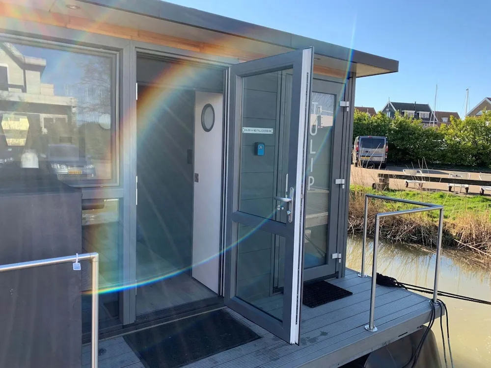 Waterfront Houseboat Near the Centre