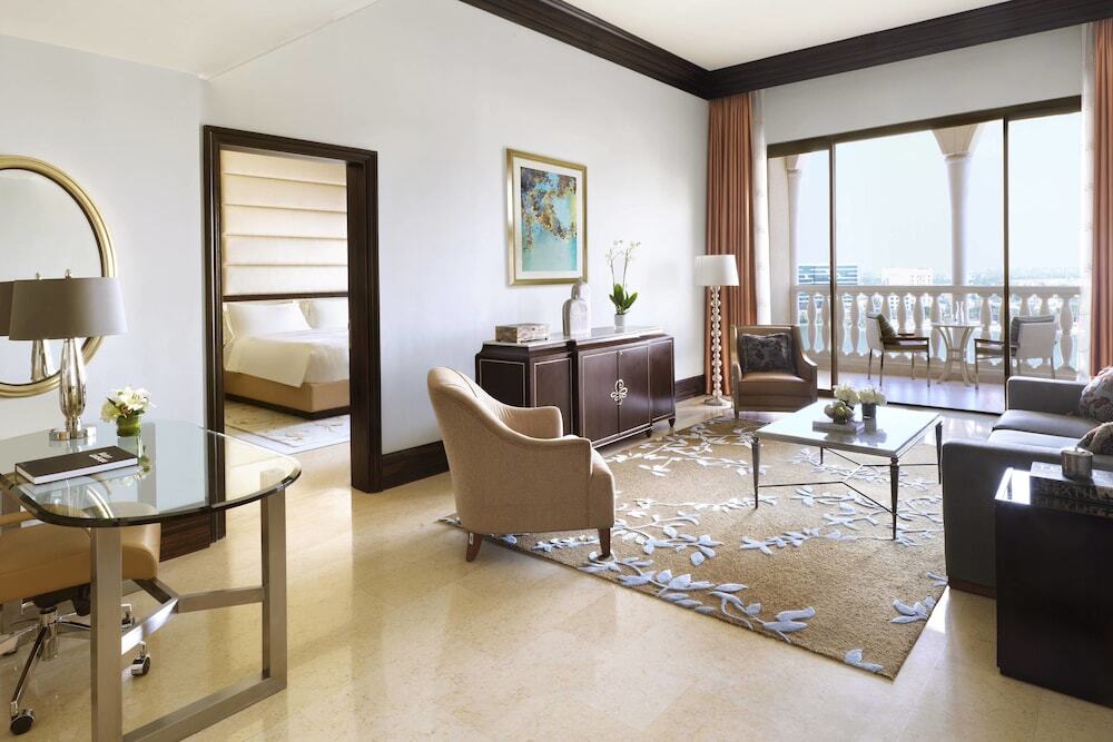 The Ritz-Carlton Abu Dhabi, Grand Canal