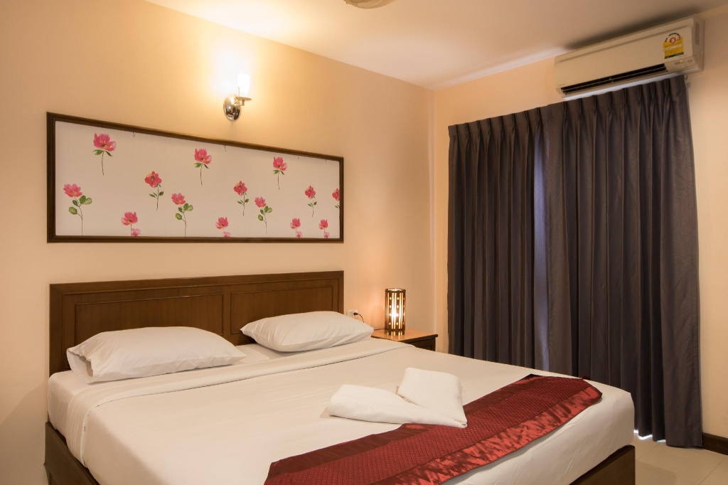 Standard Double room with city view (full double bed)