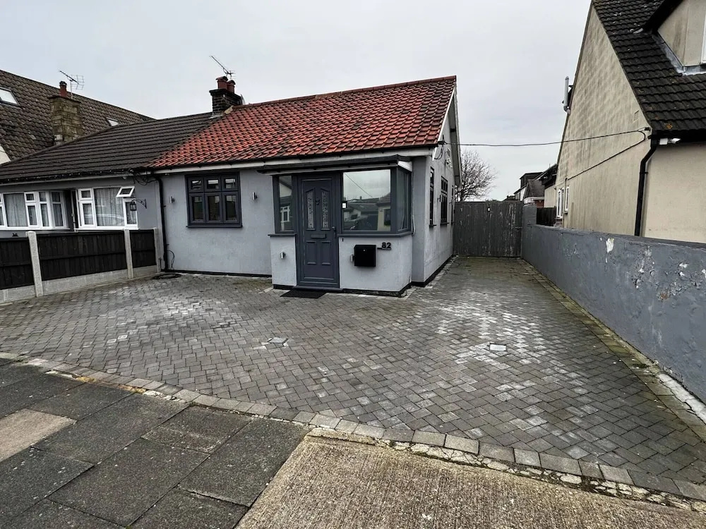 Charming Bungalow Rental in Rainham Comfort and Convenience