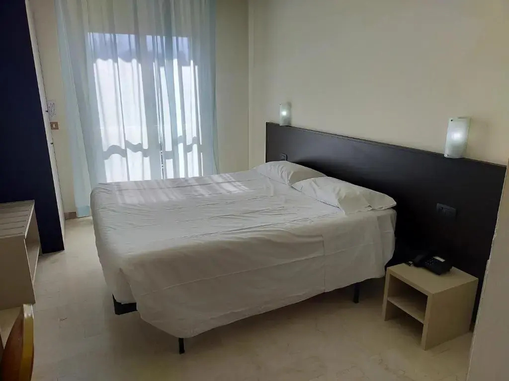 Double room (full double bed)