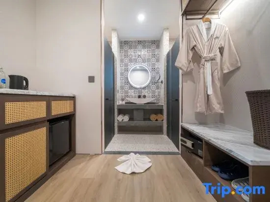 Двухместный номер Deluxe с видом на бассейн двуспальная кровать в Howard Johnson by Wyndham Phuket Naiyang