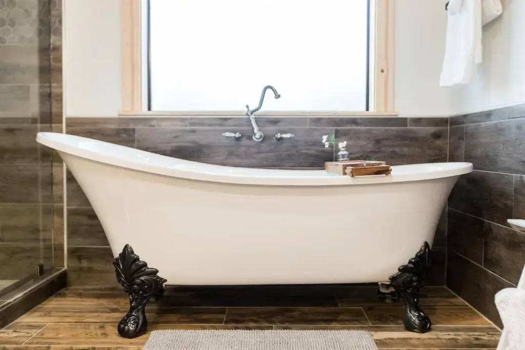 Brand New! Love On The Weekend! 3 Bdrm, 3 and a half Bth, Hot Tub, 2 Fireplaces
