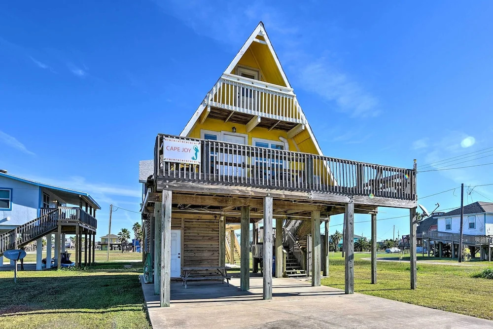 2 Blocks to Surfside Beach: A-frame Home w/ Deck