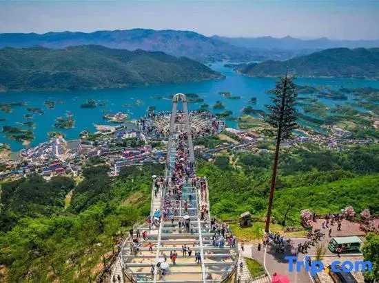 Xiandao Lake Four Seasons Lakeside Hotel (Sky City Scenic Area)