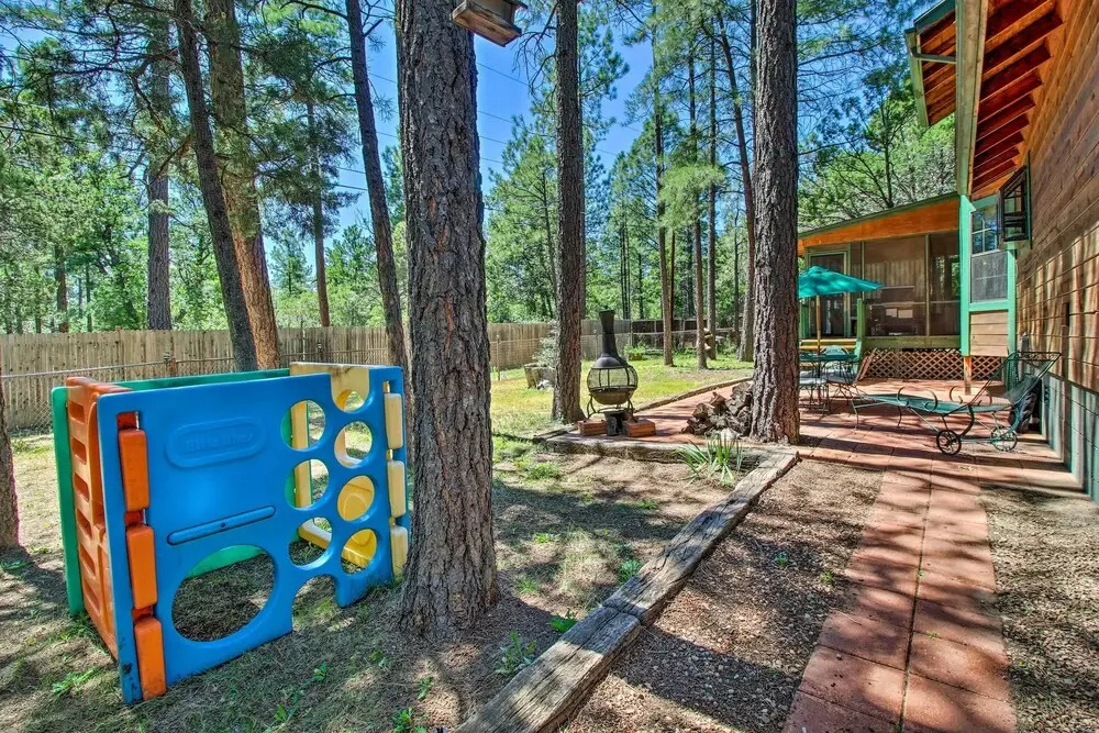 Screened Porch, Fenced Yard: Lakeside Retreat!