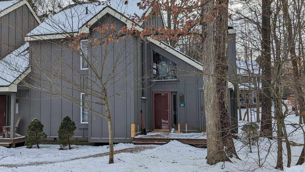 Frost Hollow by Avantstay Deck w/ Grill, Game Room Loft