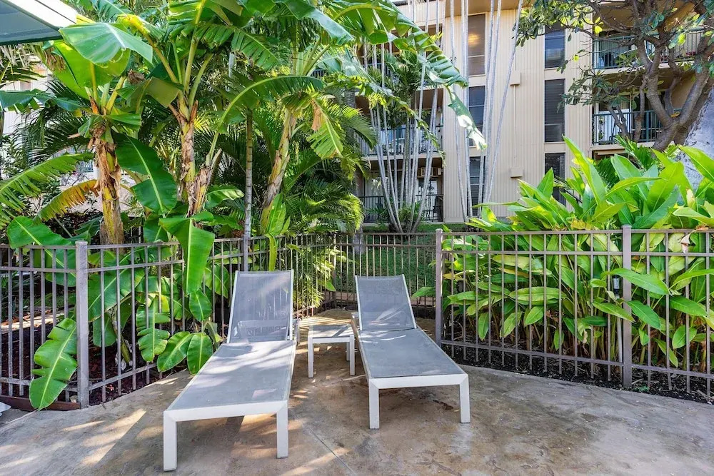Kalama Terrace P-307 - 3rd-floor Walkup, 7 min Walk to Charley Young Beach, AC!