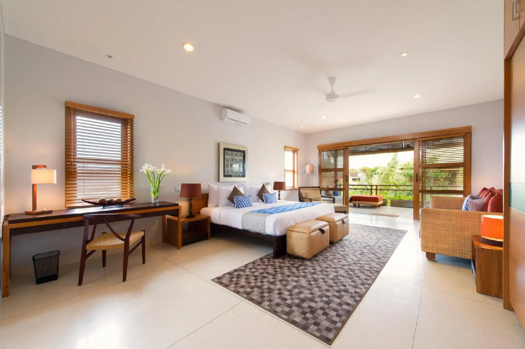 6 Bedrooms Villa