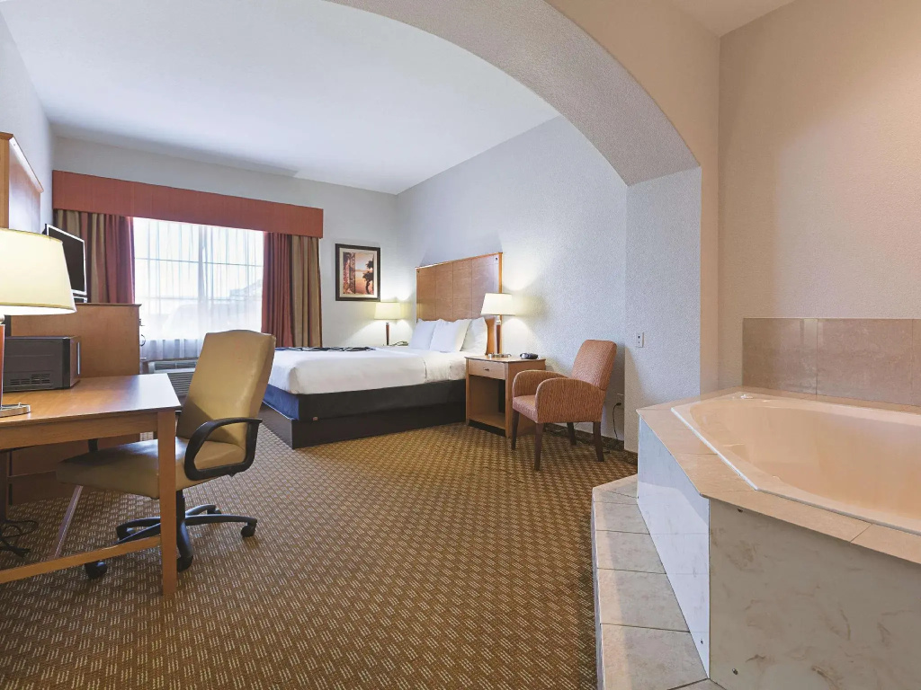 La Quinta Inn & Suites by Wyndham Alvarado - Chambres