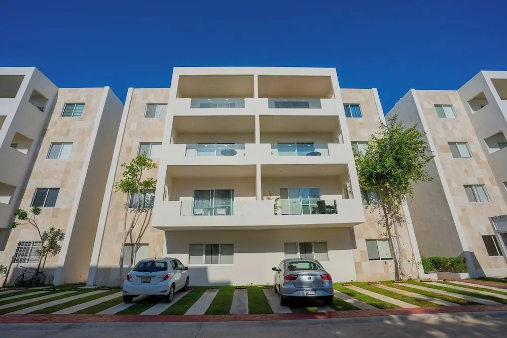 Luxury Apartment With Poll