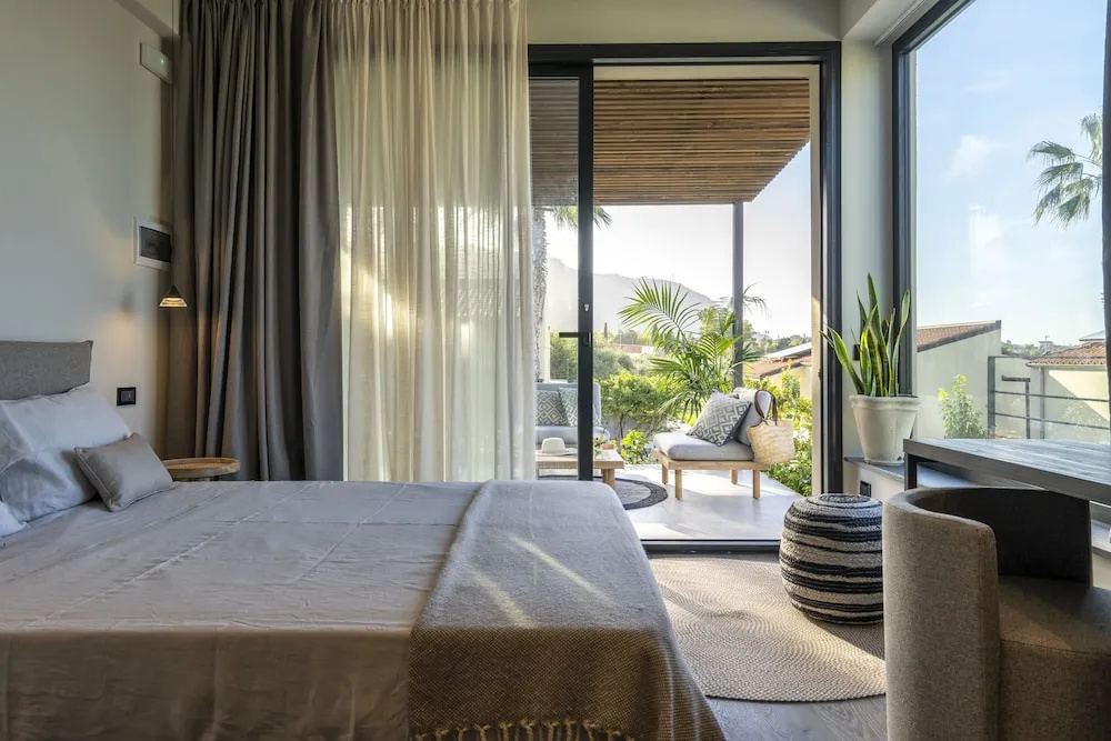 1 Bedroom Superior Double room with sea view (full double bed)