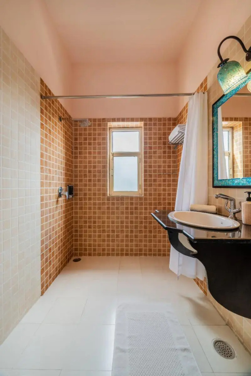 Deluxe Double room with balcony (full double bed)