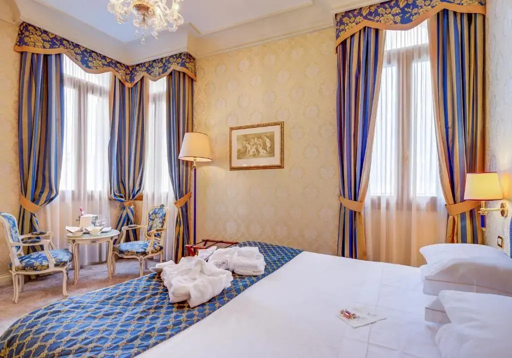 Deluxe Double room with Grand Canal View (full double bed)