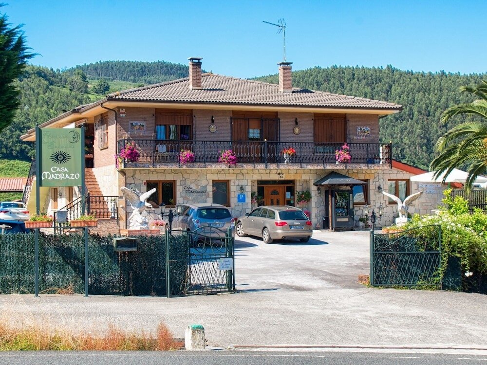 Casa Madrazo | Casa Rural con Piscina, parrilla jardines, en Cantabria | Grupos y Habitaciones image