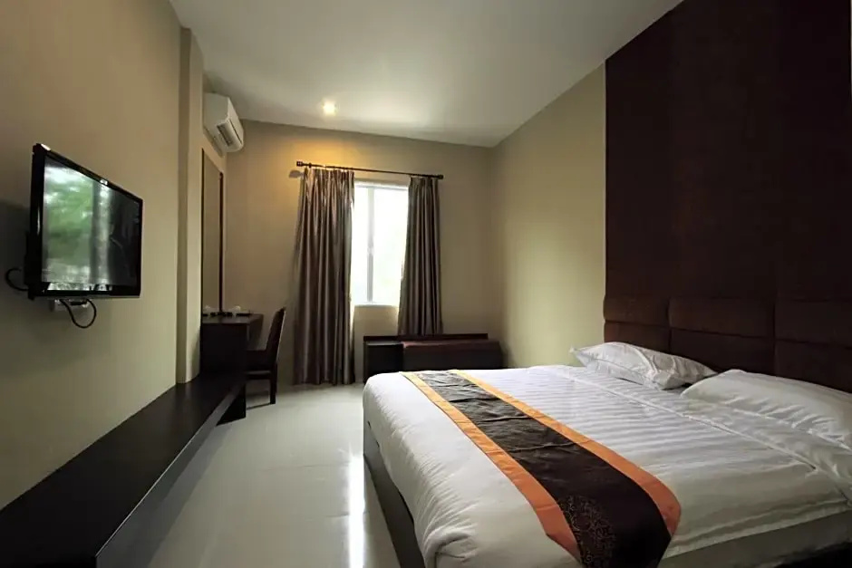 Deluxe Double room with city view (full double bed)