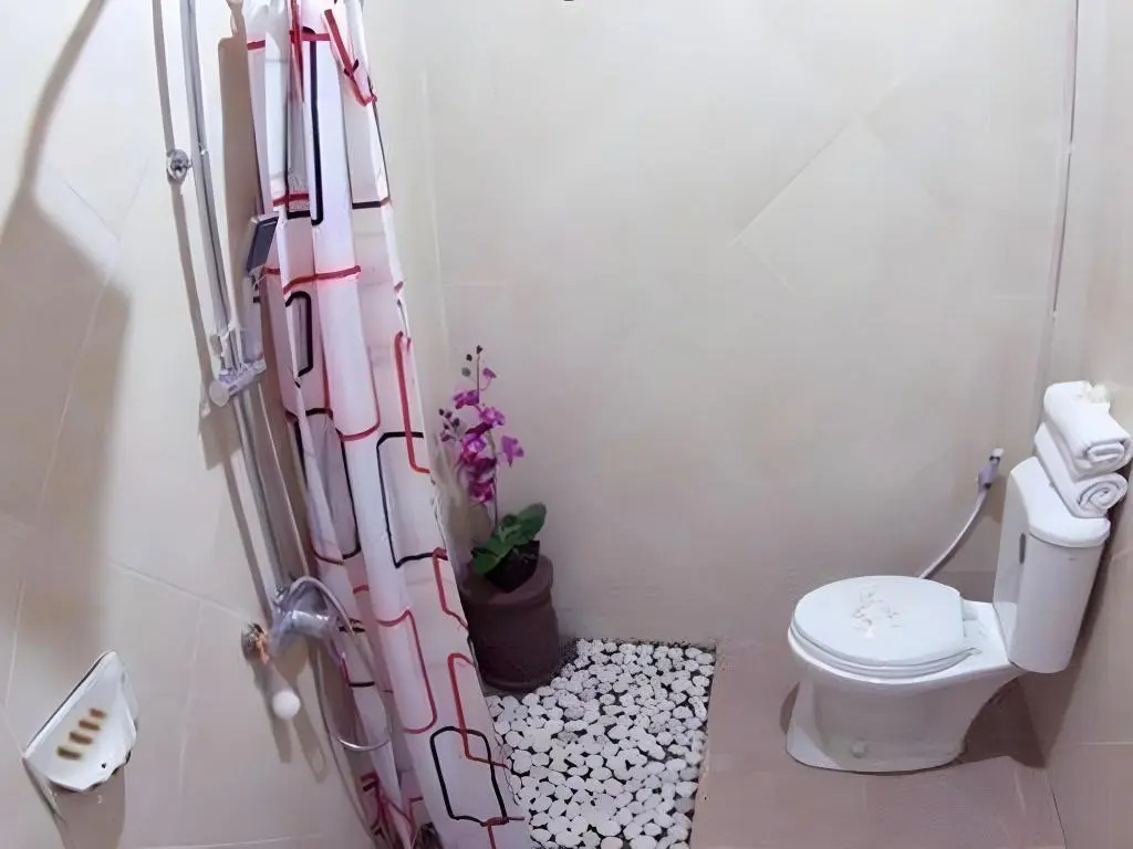 Отель RedDoorz near Stadion Kompyang Sujana Bali в Денпасаре