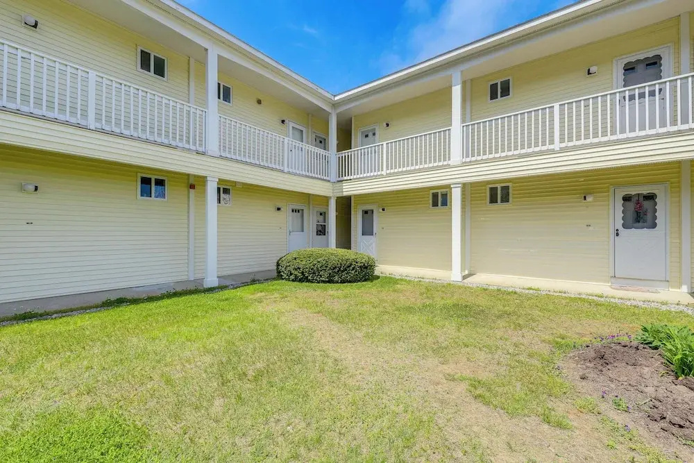 2 Mi to Drakes Island Beach: Condo w/ Indoor Pool!