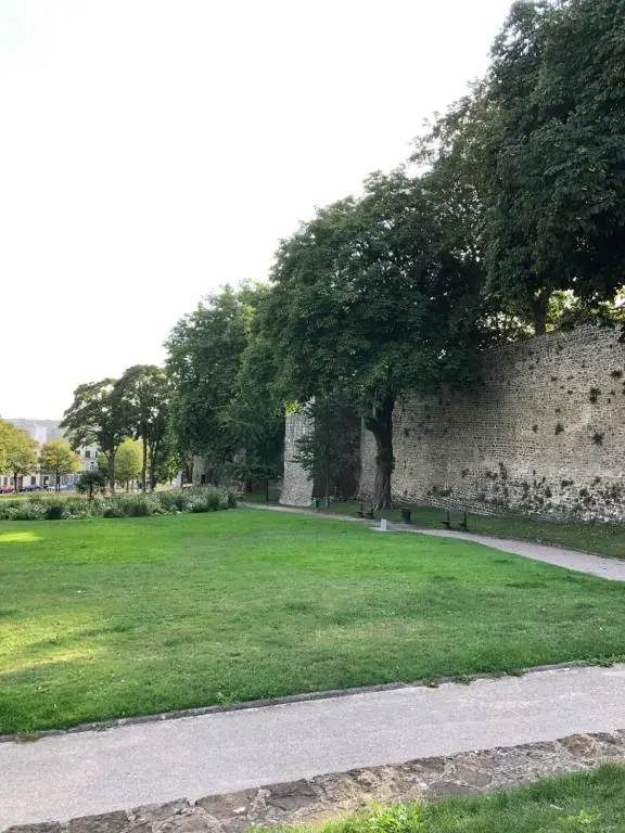 Face aux remparts