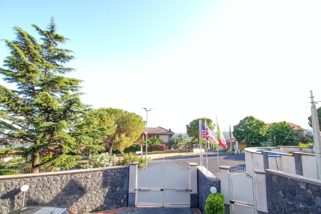 2 bedrooms appartement with sea view furnished balcony and wifi at Trecastagni 9 km away from the beach
