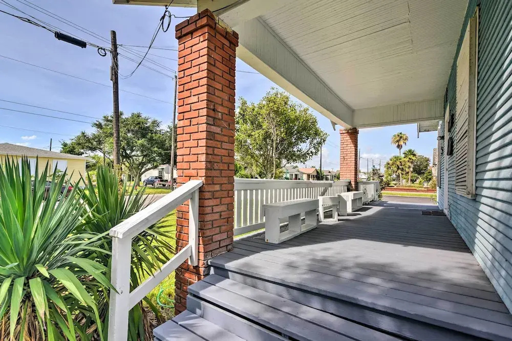 2 Mi to Beach & Seawall! Coastal Winter Escape