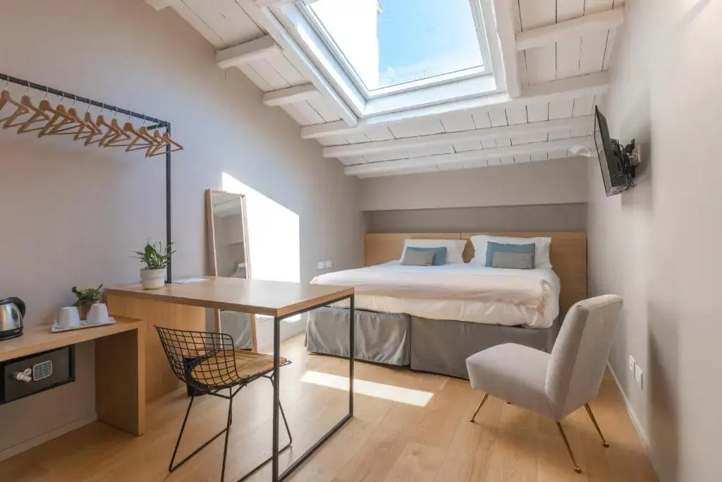 Deluxe Double room (full double bed)
