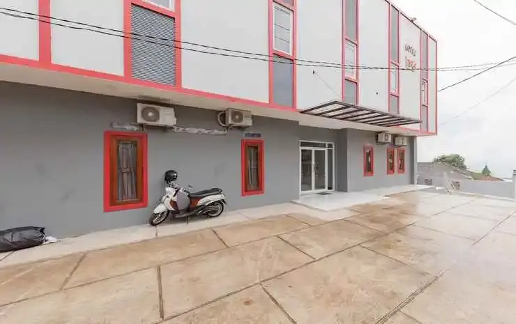 RedDoorz Syariah Plus near Tugu Bubur Ayam Cianjur