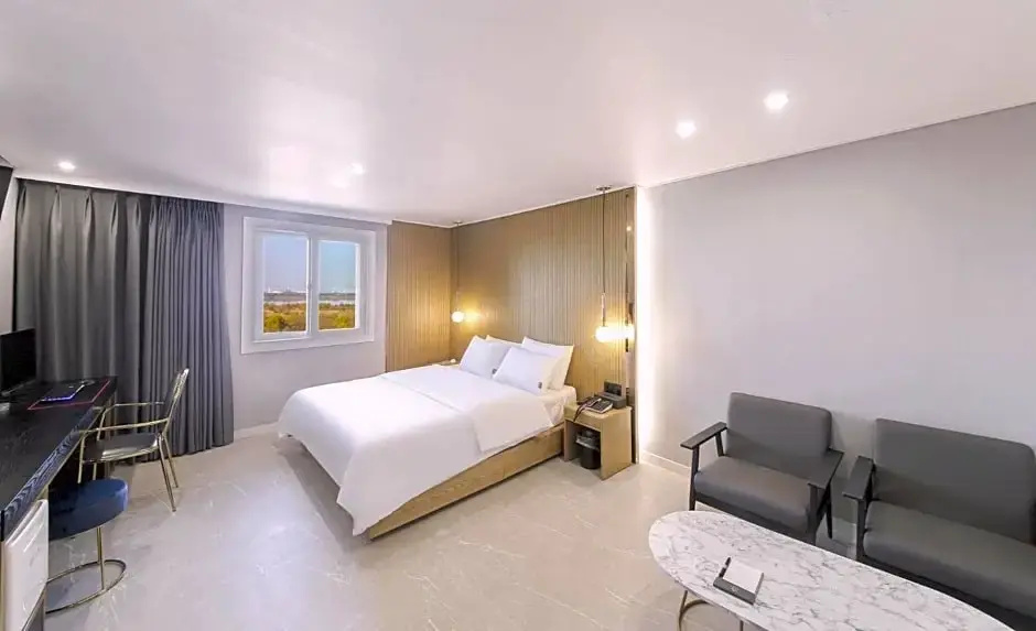 Deluxe Double room with river view (full double bed)