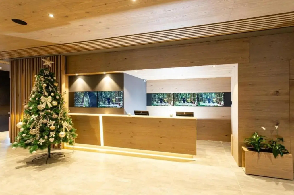 Lobby & Reception