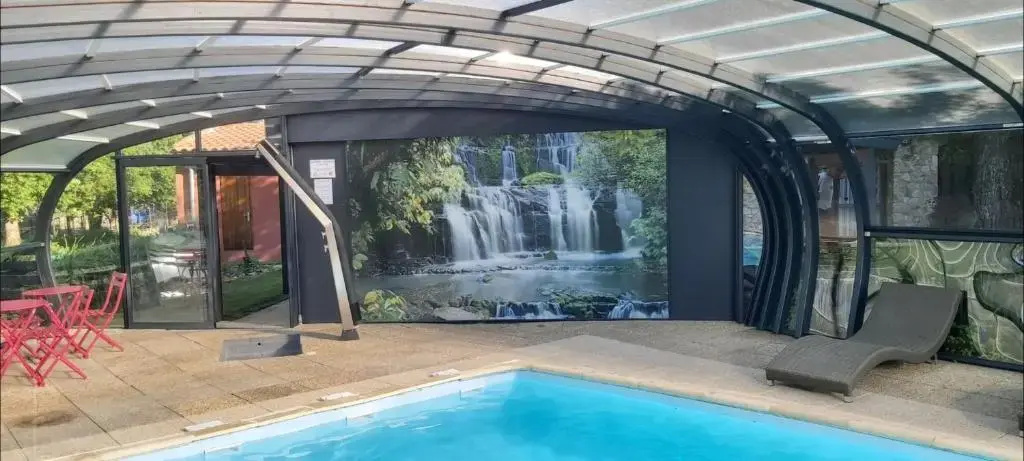 Hôtel-Restaurant La Crèche et sa piscine intérieure - Logis Hôtels - Général